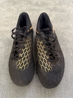 Nike Hypervenom Black and Gold Athletic Soccer Shoes (men's sz 6.5, women's 8)